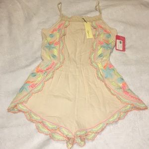 BNWT sugarlips Calico sunshine day romper. Small